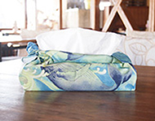 ティッシュケースを風呂敷で包む